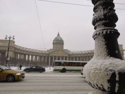 Водителям посоветовали воздержаться от поездок по Петербургу из-за метели и гололедицы