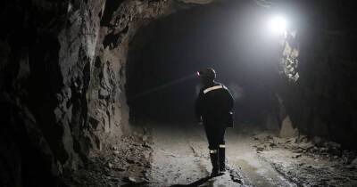 Горняков эвакуируют из горящей шахты в Кузбассе