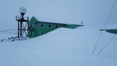 Антарктическое лето: Украинские полярники откапываются от снега, которого навалило почти 3 метра