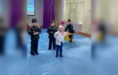 В Казахстане в детсаде разыгрывают сценки расстрела советскими солдатами гордого казахского студента