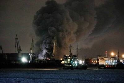 Российский корвет "Проворный", на строительство которого потратили 30 миллиардов рублей, уничтожен пожаром: кадры