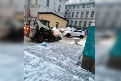 Из центра Петербурга вывезли 240 кубометров снега