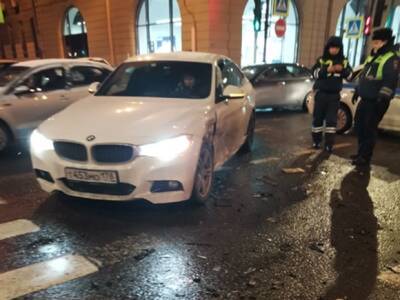 На Петроградской стороне полицейский автомобиль врезался в BMW, вылетел на тротуар и сбил пешехода