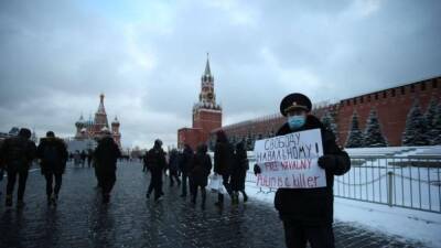 Бывший полицейский вышел на Красную площадь с плакатом "Путин убийца"