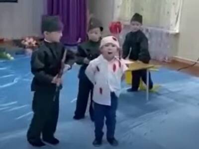 Казахские дети разыграли сцену расстрела студента советскими солдатами