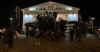 Простояла меньше суток: в Мариуполе упала новогодняя елка (ФОТО, ВИДЕО)
