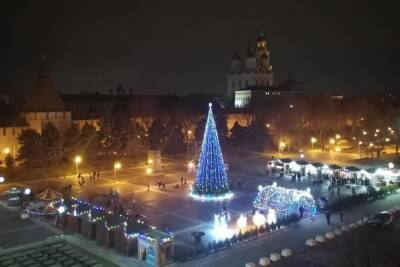 В Астрахани зажгли новогодние огни на главной елке