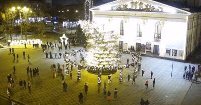 В центре Мариуполя упала новогодняя елка, люди уносили игрушки с собой (фото, видео)