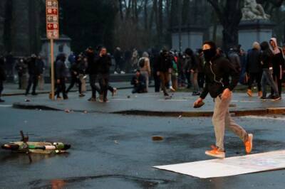 В Брюсселе произошли столкновения с полицией из-за антиковидных ограничений