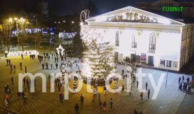 В Мариуполе упала городская елка: это уже третий подобный случай в Украине