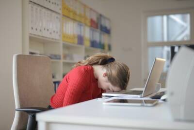 Сильную усталость назвали признаком заражения омикрон-штаммом COVID-19