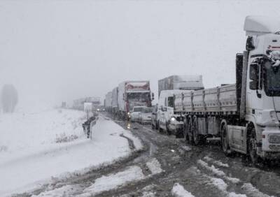 В Турции снег заблокировал движение транспорта