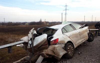 На Днепропетровщине легковушка налетела на отбойник, погиб водитель