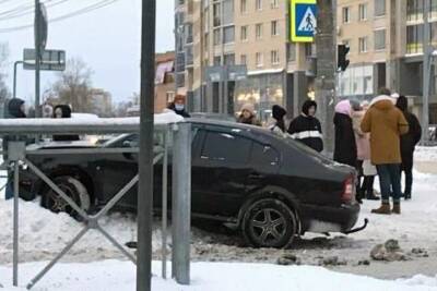 В центре Архангельска машину вынесло на тротуар в направлении Орбиты