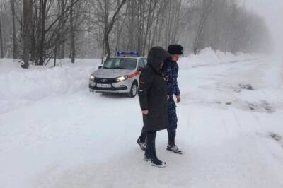 Сотрудники Росгвардии помогают застрявшим автомобилистам в Хабаровском крае