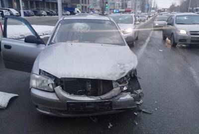 В Уфе столкнулись два автомобиля: пострадали два человека