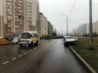 Водитель "Нивы" пострадал при столкновении с автобусом