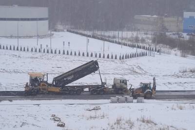 В Ярославле дорогу по нацпроекту асфальтируют в снег