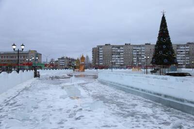 Из-за дождей в начале декабря в городе на севере Урала растаял ледовый городок