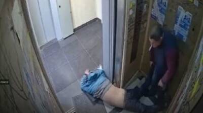 Мужчина затащил за ноги избитого в кровь в лифт ЖК в Мурино и оставил там лежать – видео
