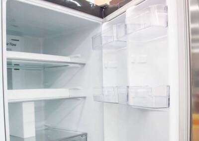 Не ставьте молоко в дверцу холодильника: к чему приводит частая ошибка хозяек