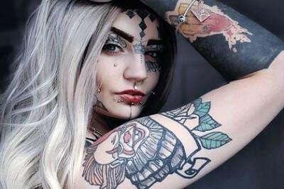 Мать двоих детей с покрытым татуировками телом рассказала о травле