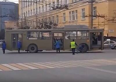 В центре Рязани пассажиры и кондукторы «заводили» троллейбус с толкача
