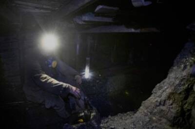 В Донецкой области шахтеры отказались подниматься на поверхность, требуя выплатить зарплату