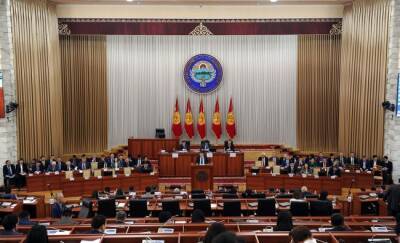 Президент Киргизии сильно урезал зарплаты депутатам парламента и лишил их привилегий