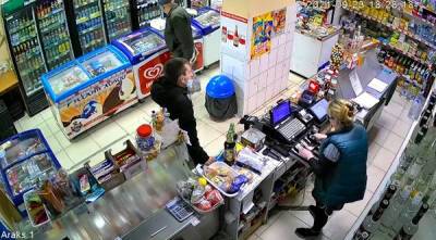 В Екатеринбурге разыскивают мужчину, оплатившего продукты фальшивой купюрой в 5000 рублей