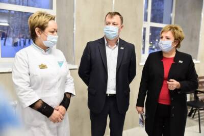 Парламентарии проверили организацию работы пунктов вакцинации в Сыктывкаре