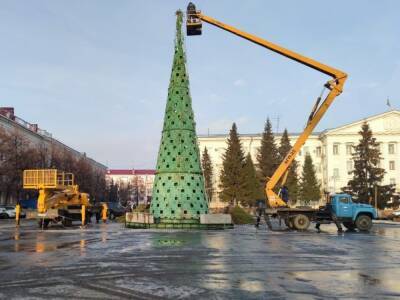 На центральной площади Кургана начали устанавливать новогоднюю елку