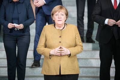 Меркель покинет пост канцлера под христианские гимны и панк-рок