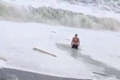 На пляже в Сочи из воды спасли нетрезвую отдыхающую