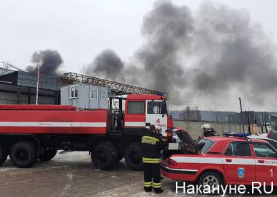 В Екатеринбурге потушили пожар в ангаре с дизельным топливом