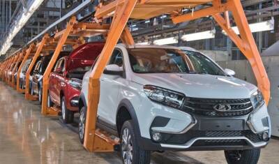 Продажи АвтоВАЗа, семь раз за год поднявшего цены, упали на треть