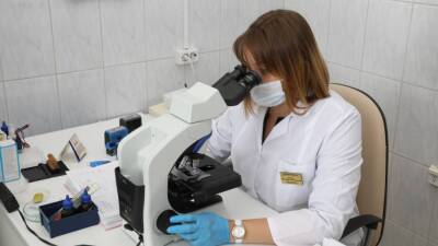 Роспотребнадзор заявил, что омикрон-штамм коронавируса не выявили в России