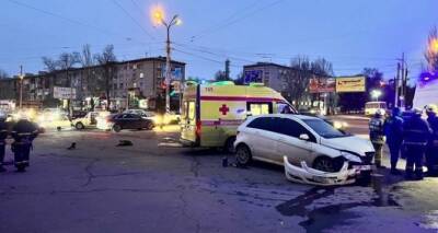 Крупное ДТП в Луганске на перекрестке Буденного и Карпинского. Четыре человека пострадали