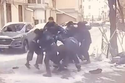 В Москве дворники подрались с чистившими крышу от снега рабочими