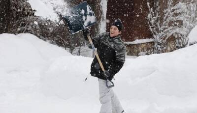 Жителям Петербурга предложили помочь Смольному, забрав снег домой