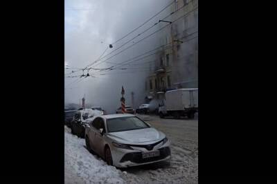 Коммунальная авария приостановила движение транспорта в районе улицы Комиссара Смирнова