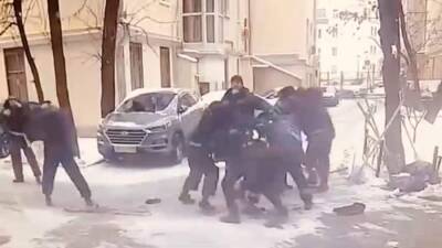 Массовая драка рабочих на лопатах произошла в центре Москвы