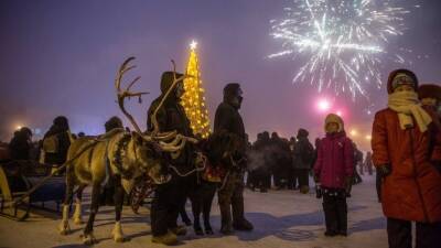 Первую новогоднюю елку в России зажгли в Якутии