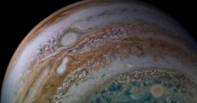 Подобрался совсем близко. Аппарат "Юнона" сделал снимки Юпитера крупным планом (фото)