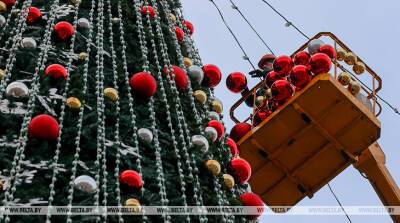 ФОТОФАКТ: На Октябрьской площади в Минске украшают елку