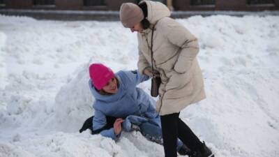 Помощь прохожих, жалобы и лопата: как петербуржцы борются со снегом