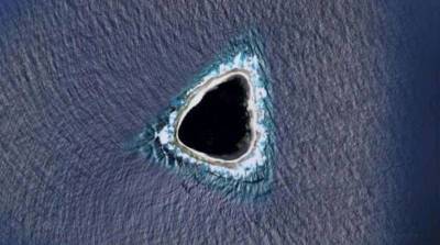 Парень нашел на картах в Тихом океане остров, который больше похож на отверстие в планете