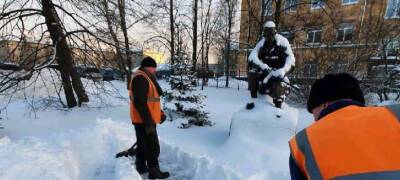 Власти Петрозаводска показали борьбу дворников со стихией (ФОТО)
