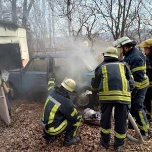 В Вознесеновском районе Запорожья загорелся автомобиль в гараже. Фото