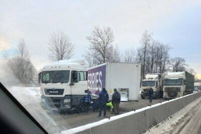Проклятое место: пока Смольный отчитывался об очистке Московского шоссе, там снова застряла фура
